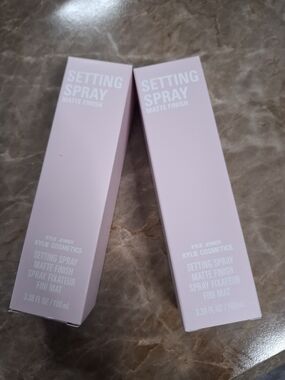 2 Kylie Cosmetics Matte Setting Spray - Lightweight Finish